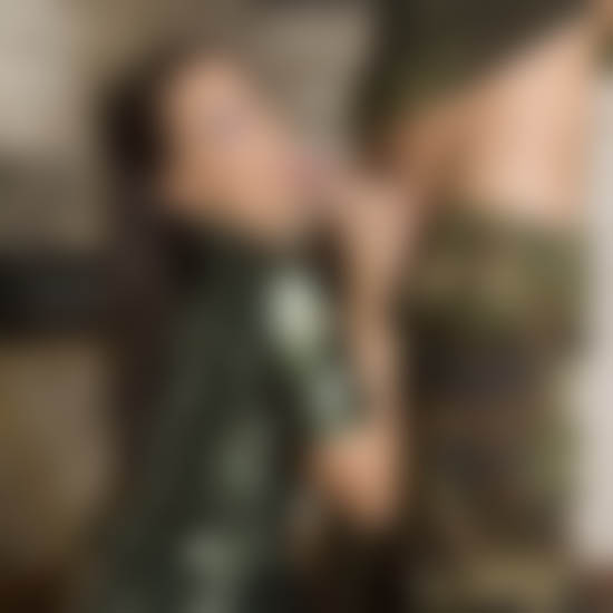 Junge Soldatinnen blasen dem General das Rohr